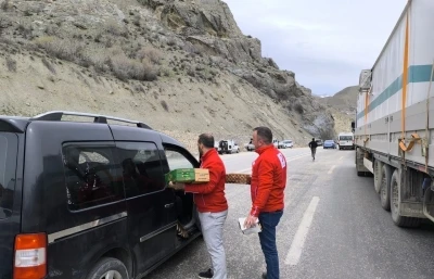 Kızılay&rsquo;dan yolda kalanlara kumanya desteği
