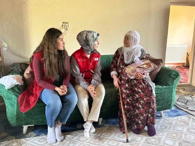 Kızılay g&ouml;n&uuml;ll&uuml;lerinden Anneler G&uuml;n&uuml; ziyareti
