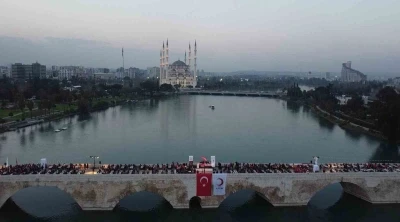 Kızılay&rsquo;ın geleneksel Taşk&ouml;pr&uuml; iftarında binlerce kişi aynı sofrada buluştu
