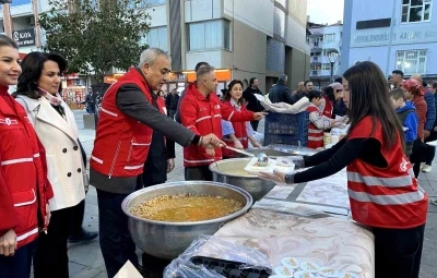 Kızılay&rsquo;ın iftar &ccedil;adırı Alaşehir&rsquo;de dayanışmanın simgesi oldu
