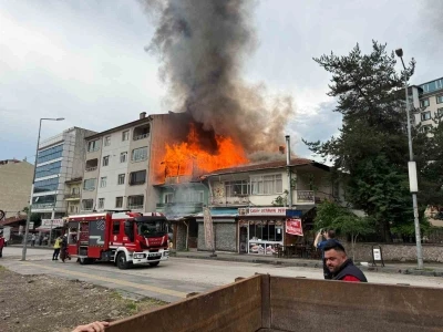 Kızılcahamam&rsquo;da iki katlı binanın &ccedil;atısı yandı
