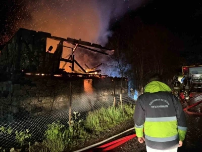 Kızılcahamam&rsquo;da k&ouml;y evine yıldırım d&uuml;şt&uuml;
