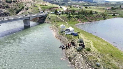 Kızılırmak&rsquo;a d&uuml;şen genci arama &ccedil;alışması devam ediyor
