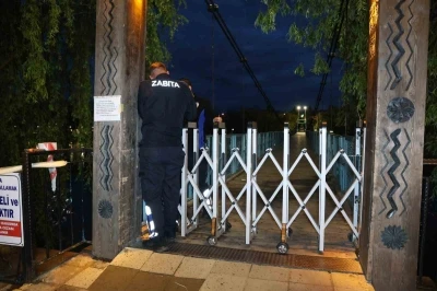 Kızılırmak coştu, sallanan k&ouml;pr&uuml; yaya ge&ccedil;işlerine kapatıldı

