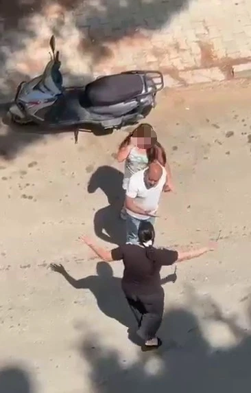 Kızını bıçakla kovaladı, o anlar kamerada
