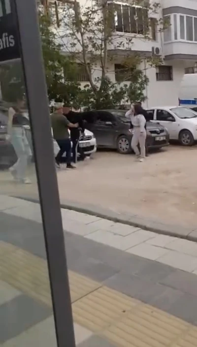 Kızların kavgasını ayıran vatandaşlara bı&ccedil;akla saldırdı
