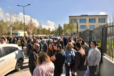 KKTC&rsquo;de fiber optik protokol&uuml;ne karşı Meclis &ouml;n&uuml;nde eylem
