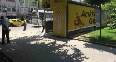 Klimalı duraklar devre dışı bırakıldı, vatandaş g&ouml;lgeye sığındı
