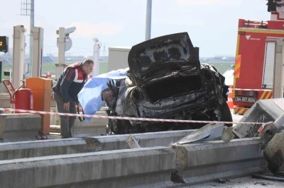 KMO&rsquo;da feci kaza: Bariyerlere &ccedil;arptı alev aldı, s&uuml;r&uuml;c&uuml; olay yerinde hayatını kaybetti
