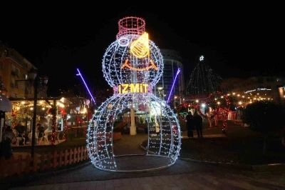 Kocaeli 2026&rsquo;ya coşkuyla girdi: Sokaklar ışıltı ve neşeyle doldu
