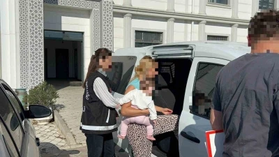 Kocaeli’de 114 suç kaydı bulunan kadın kucağında bebekle adliyeye sevk edildi

