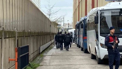 Kocaeli&rsquo;de 3 kişinin &ouml;ld&uuml;ğ&uuml; silahlı saldırıya ilişkin 9 ş&uuml;pheli adliyede
