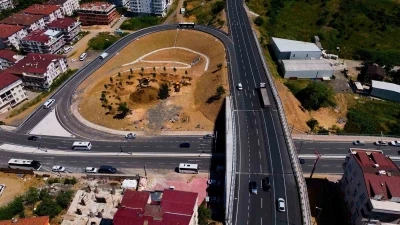 Kocaeli&rsquo;de 6 ayda tamamlanan k&ouml;pr&uuml;l&uuml; kavşakta ilk s&uuml;r&uuml;ş TOGG ile yapıldı
