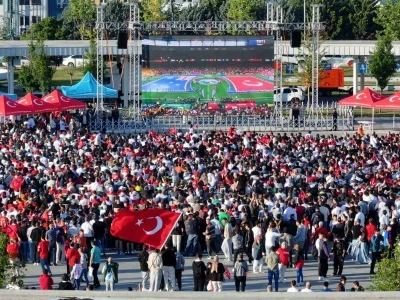 Kocaeli&rsquo;de binlerce kişi milli ma&ccedil;ı dev ekranda izledi
