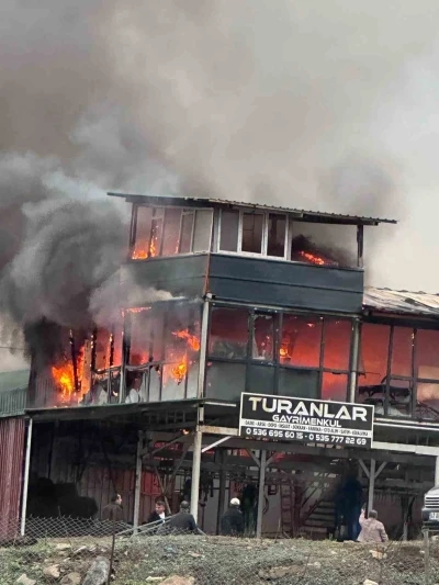 Kocaeli’de çıkan yangında 2 katlı konteyner küle döndü
