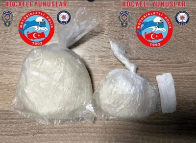 Kocaeli&rsquo;de durdurulan 4 ş&uuml;pheliden y&uuml;kl&uuml; miktarda uyuşturucu &ccedil;ıktı
