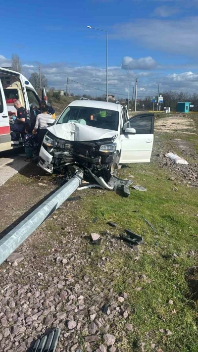 Kocaeli&rsquo;de elektrik direğine &ccedil;arpan otomobilin s&uuml;r&uuml;c&uuml;s&uuml; ağır yaralandı
