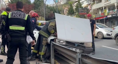 Kocaeli&rsquo;de facianın eşiğinden d&ouml;n&uuml;ld&uuml;: Freni tutmayan otomobil bariyerlere &ccedil;arptı
