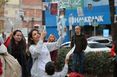 Kocaeli’de gelenek bozulmadı: Ağaçlar yine kitap açtı
