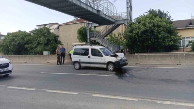 Kocaeli&rsquo;de hafif ticari ara&ccedil; otomobile &ccedil;arptı: 2 yaralı
