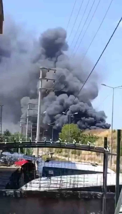Kocaeli&rsquo;de iş yerinde &ccedil;ıkan yangına m&uuml;dahale ediliyor
