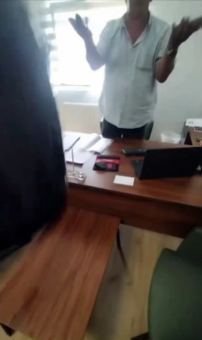 Kocaeli’de işten çıkarılan kadın, şantiye şefinin üzerine kaynar su döktü
