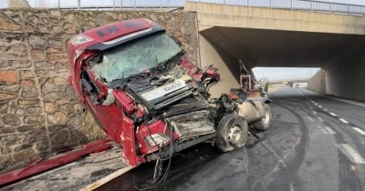 Kocaeli&rsquo;de istinat duvarına &ccedil;arpan tırın s&uuml;r&uuml;c&uuml;s&uuml; ağır yaralandı
