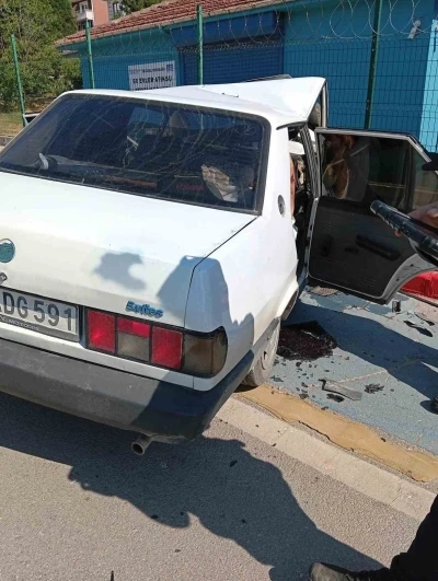 Kocaeli&rsquo;de kaldırıma &ccedil;arpan otomobilin s&uuml;r&uuml;c&uuml;s&uuml; yaralandı
