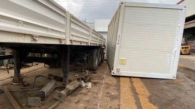 Kocaeli&rsquo;de konteyner ile tır dorsesi arasında sıkışan iş&ccedil;i yaralandı
