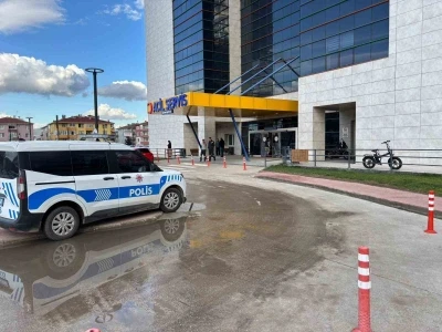 Kocaeli’de polise bıçakla direnen şüpheli silahla vurularak yakalandı
