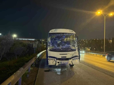Kocaeli&rsquo;de servis minib&uuml;s&uuml; tıra &ccedil;arptı: 6 yaralı
