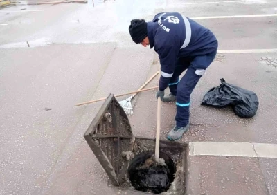 Kocaeli&rsquo;de su baskınlarına karşı mazgal ve menfez temizliği aralıksız s&uuml;r&uuml;yor
