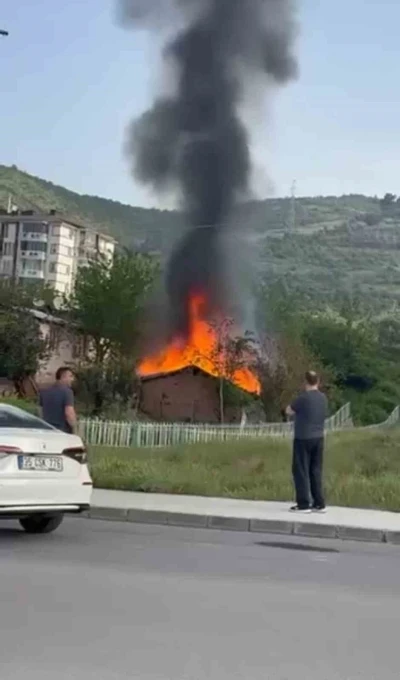 Kocaeli&rsquo;de tek katlı ev alevlere teslim oldu
