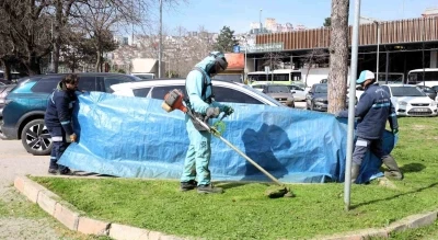 Kocaeli&rsquo;de yeşil alan bakımlarında ara&ccedil;lar brandalarla korunuyor
