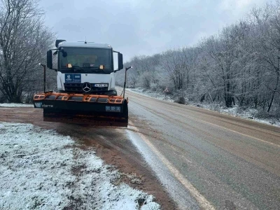 Kocaeli&rsquo;de yoğun kar yağışı: Ekipler yolları a&ccedil;ık tutmak i&ccedil;in &ccedil;alışıyor
