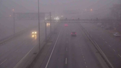 Kocaeli&rsquo;de yoğun sis trafiği olumsuz etkiledi: G&ouml;r&uuml;ş mesafesi 75 metreye d&uuml;şt&uuml;
