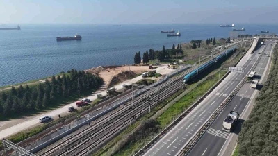 Kocaeli&rsquo;de y&uuml;ksek hızlı trenin &ccedil;arptığı kişi hayatını yitirdi
