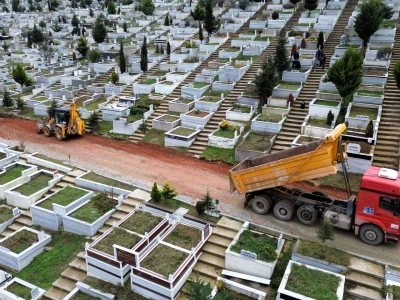 Kocaeli Kent Mezarlığı&rsquo;nda su hattı yenileme &ccedil;alışması
