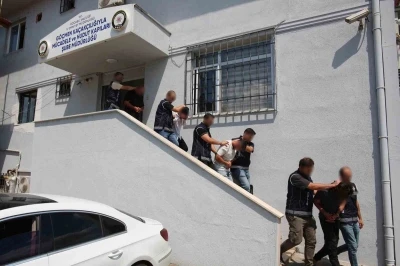 Kocaeli merkezli 3 ilde g&ouml;&ccedil;men ka&ccedil;ak&ccedil;ılığı operasyonu: 9 tutuklama
