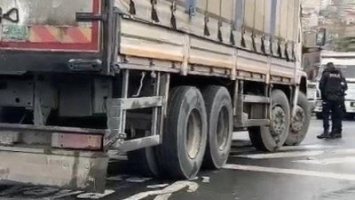 Kocaeli&rsquo;nde feci kaza: Kamyonun altında kaldı