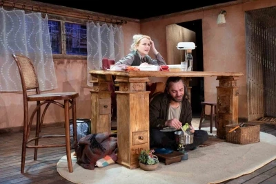 Kocaeli Şehir Tiyatroları "Masanın Altında" oyunuyla Başiskele&rsquo;de sahne aldı
