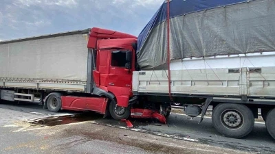 Kocaeli TEM&rsquo;de 6 tır birbirine girdi: Ankara y&ouml;n&uuml; trafiğe kapandı
