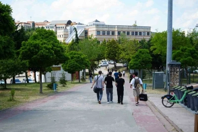 Kocaeli &Uuml;niversitesi&rsquo;nde sahipsiz k&ouml;pekler azaldı, &ouml;ğrencilerin endişesi bitmedi
