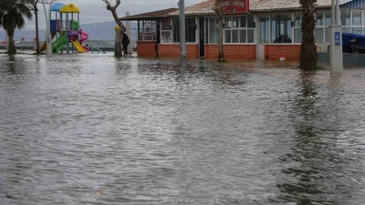 Kocaeli&rsquo;yi lodos vurdu, yollar g&ouml;le d&ouml;nd&uuml;
