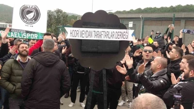 Kocaelispor taraftarları, TFF &ouml;n&uuml;ne siyah &ccedil;elenk bıraktı
