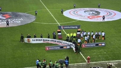 Kocaelispor, Trabzonspor ma&ccedil;ına 16 Ocak pankartıyla &ccedil;ıktı
