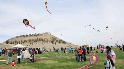 Kocasinan’da uçurtmalar gökyüzünü renklendirdi
