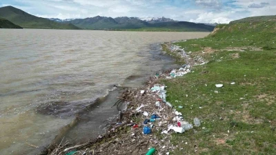 Ko&ccedil;k&ouml;pr&uuml; Barajı&rsquo;nda atıklar tehlike sa&ccedil;ıyor
