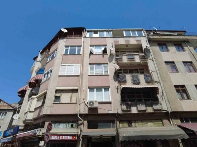 Kolonları patlayan bina tahliye ediliyor
