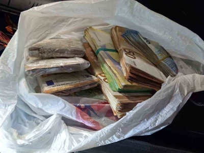 Koltuk ve gösterge paneline gizlediği 55 bin euro ile yakalandı
